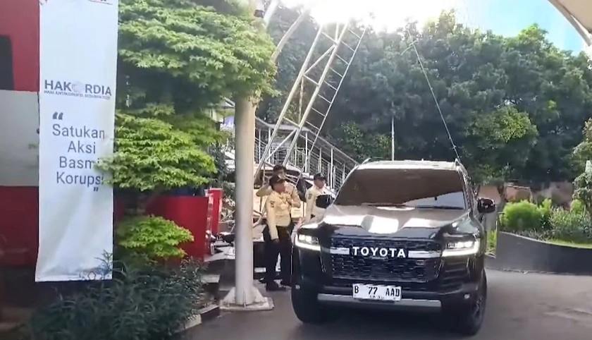 KPK sita Toyota Land Cruiser milik Bupati Bekasi Ade Kuswara Kunang [YouTube]