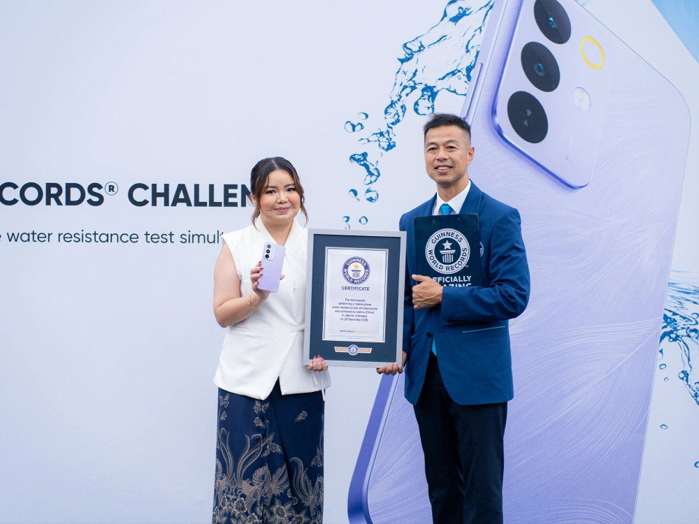 Krisva Angnieszca, PR Lead Realme Indonesia (kiri) dan Jacob Yip, Official Adjudicator Guinness World Records (kanan) [realme Indonesia]