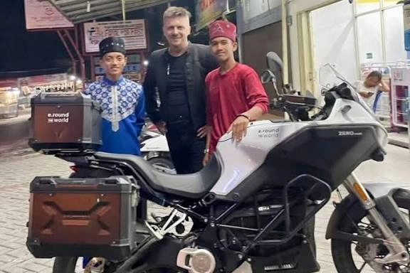 Catat Sejarah! Roman Nedielka Jadi Penjelajah Pertama yang Tuntaskan Misi 42.000 KM dengan Motor Listrik