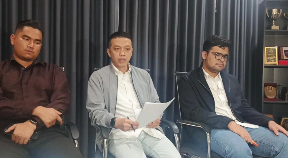 Sadrakh Seskoadi, kuasa hukum Rizky Billar saat konferensi pers di kawasan Kembangan, Jakarta Barat, Selasa (23/12/2025). [FTNews/Selvianus Kopong Basar]