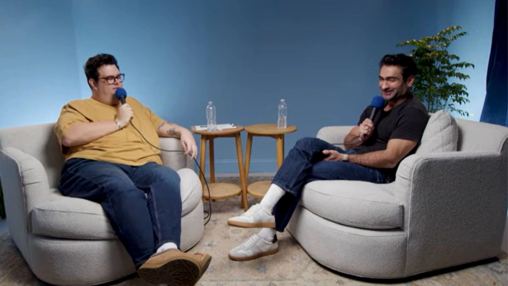 Kumail Nanjiani di podcast So True milik Caleb Hearon. [youtube]