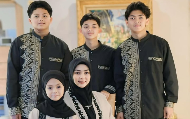 Lala Nurlela dan anak-anaknya. (Instagram/@lala_nurlelaa)