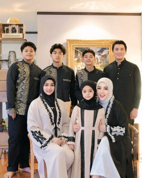 Lala Nurlela bersama anak-anak dan Syahrini serta Reino Barack. (Instagram/@lala_nurlelaa)