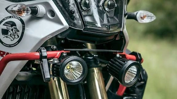 Bahaya Lubang Jalan di Malam Hari Teratasi, Upgrade Lampu Tembak Jadi Solusi Budget Ringan