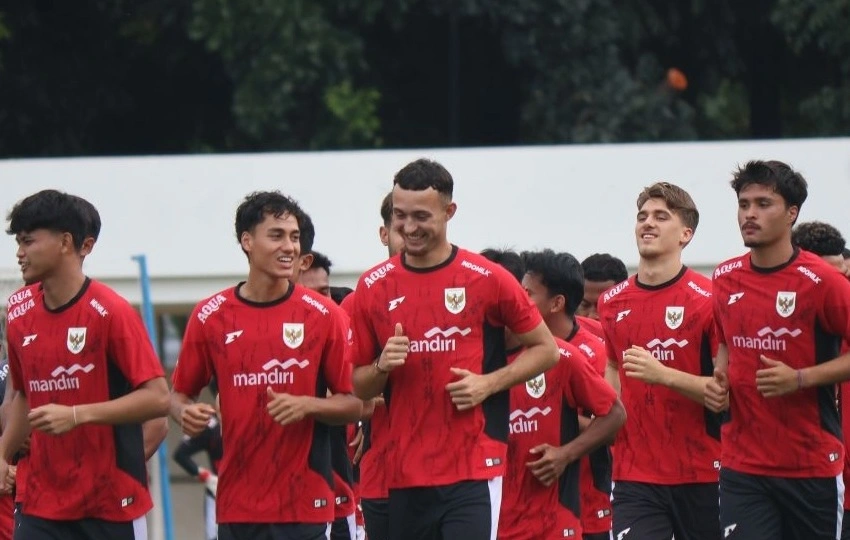 Mauro Zijlstra (kedua dari kanan) menjalani latihan perdana bersama Timnas U-22 Indonesia, Selasa (11/11/2025). [X]