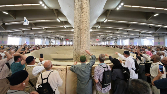 Jemaah haji melaksanakan lempar jumrah. [Istimewa]