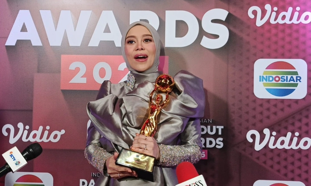 Lesti Menang Bareng Siti Nurhaliza di IDA 2025, Cerita Haru hingga Aksi Gemas Abang L