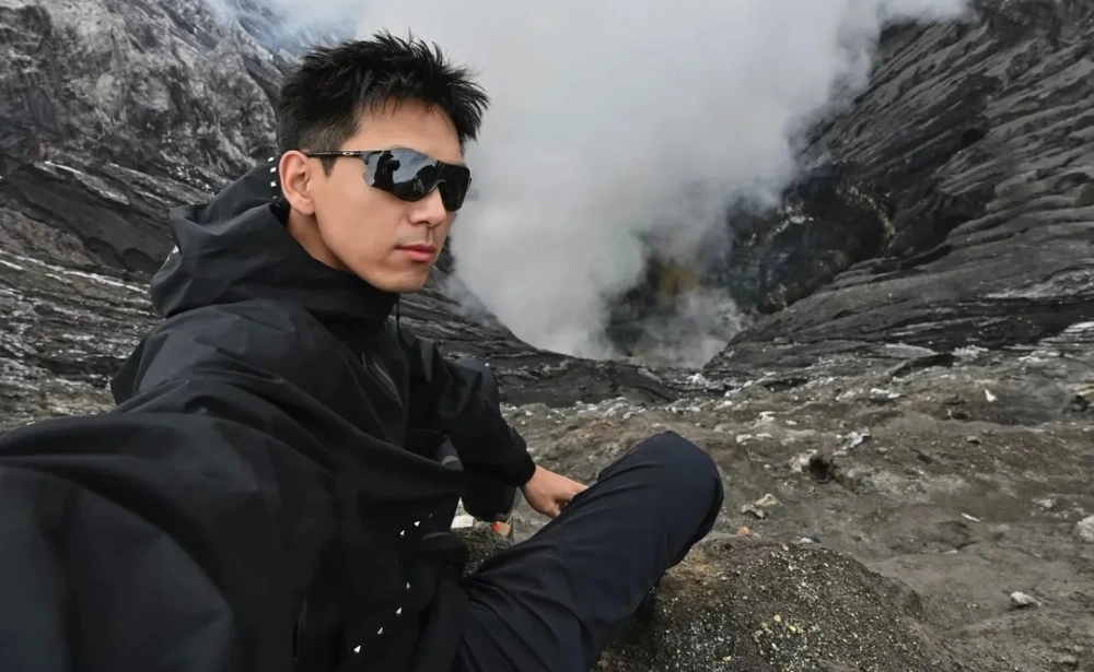 Li Xian berpose dengan latar Gunung dan Kawah Bromo. [XIaohongshu]
