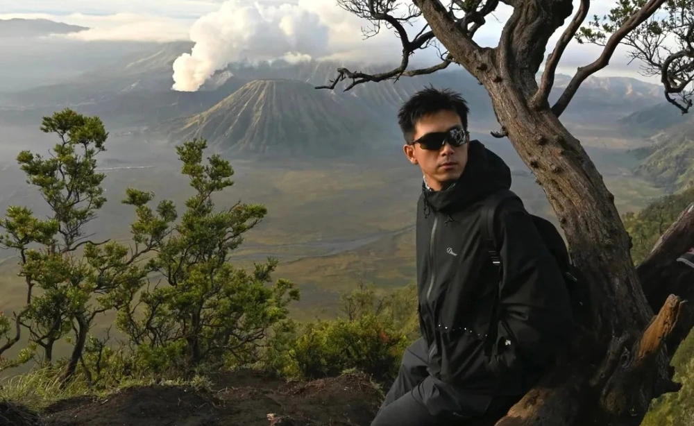 Li Xian berpose dengan latar Gunung dan Kawah Bromo. [XIaohongshu]