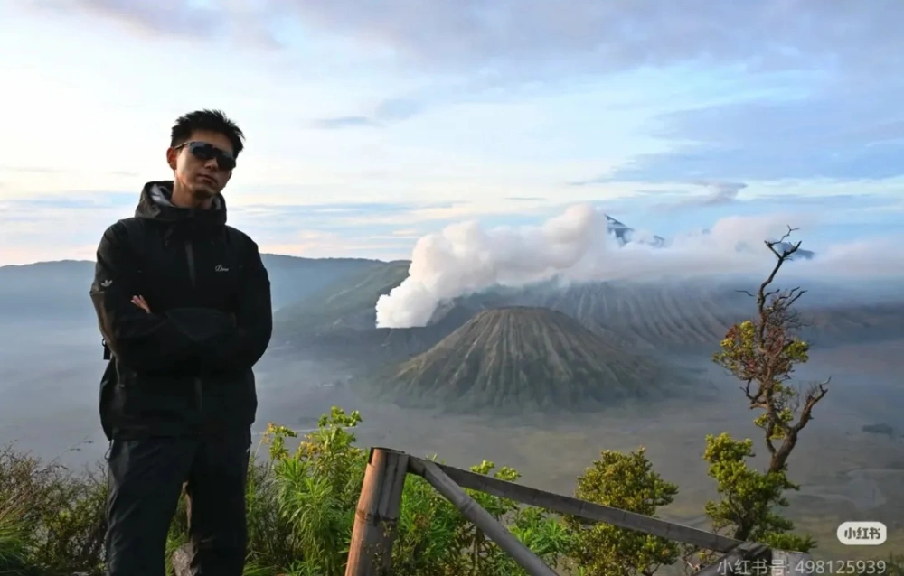 Li Xian berpose dengan latar Gunung dan Kawah Bromo. [XIaohongshu]