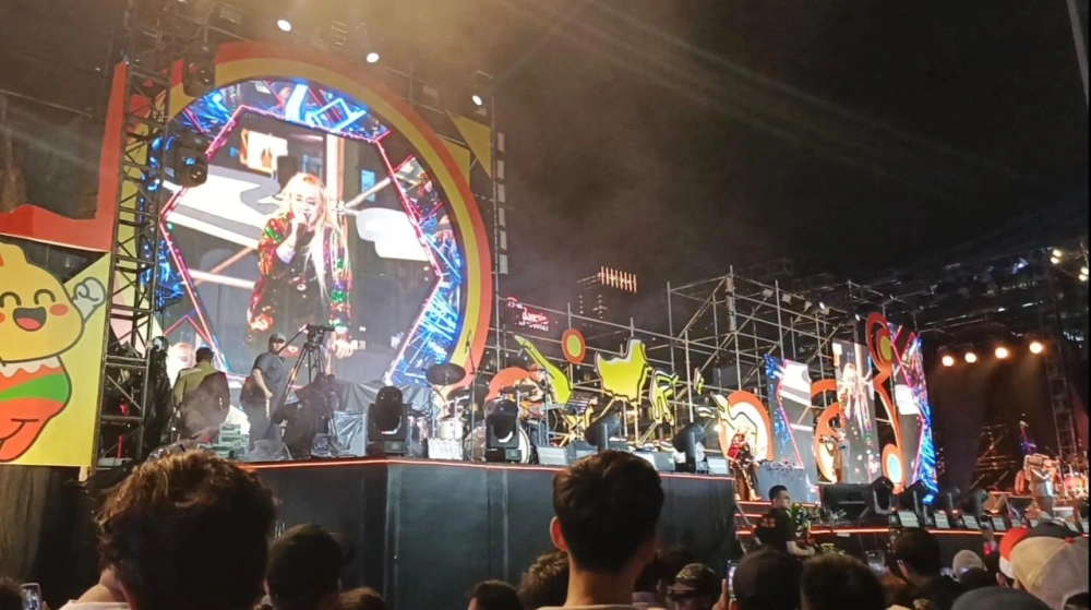 Lia Ladysta memukau penonton dengan goyang putar kepala khasnya di panggung Bundaran HI, Jakarta. [FTNews/Raka]