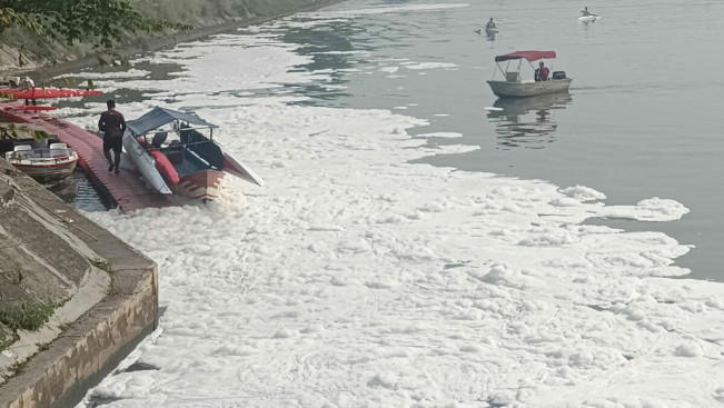 Limbah Busa Menutupi Aliran BKT, DLH Jakarta Minta Maaf