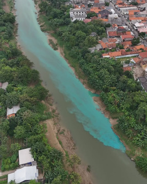 Potongan video Sungai Citarum tercemar pabrik di Karawang. (Instagram @karawanginfo_official)