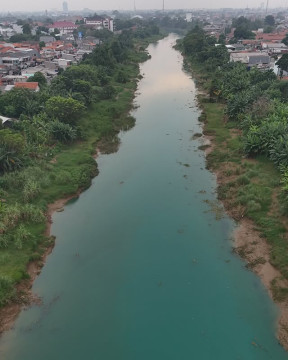 Potongan video Sungai Citarum tercemar pabrik di Karawang. (Instagram @karawanginfo_official)