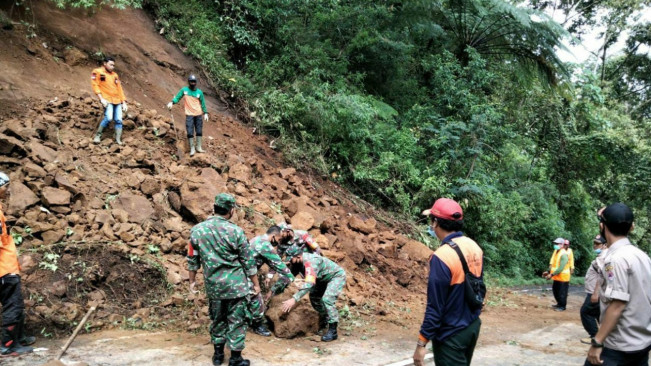 Bencana Tanah Longsor di Jalur Cangar-Pacet Mojokerto Renggut 10 Orang Tewas, Lalu Lintas Dialihkan