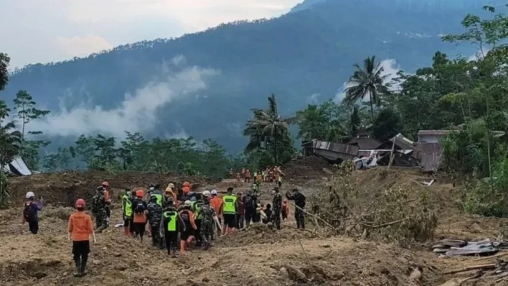 Petugas gabungan melakukan pencarian korban longsor Banjarnegara, Jawa Tengah. [Dok. Humas SAR Jateng]