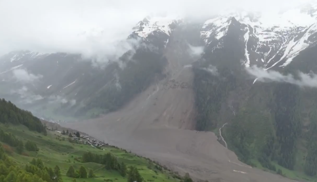 Tangkapan layar longsor Pegunungan Alpes Silvretta di Swiss. (Twitter @DeccanChronicle)