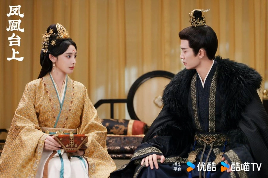 Peng Xiaoran dan Ren Jialun beradu akting di Love and Crown. [Youku]