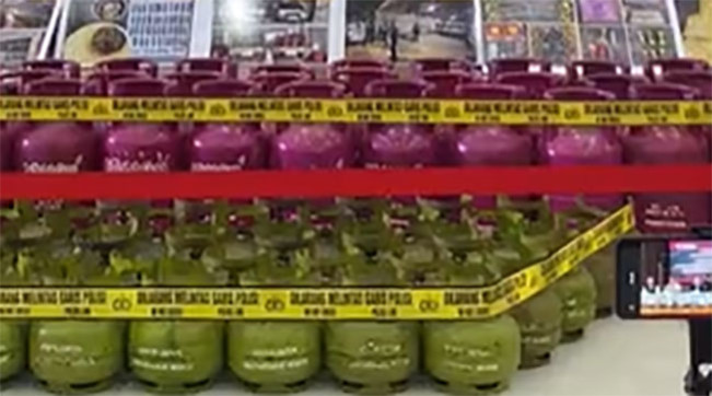 Sebagian barang bukti hasil penggerebekan gudang LPG oplosan di Jakarta Utara dan Jakarta Timur/Foto: Humas Polri