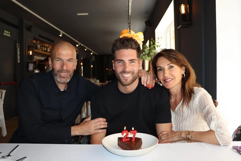 Luca Zidane merayakan ultahnya bersama ayah dan ibu. [Instagram @luca]
