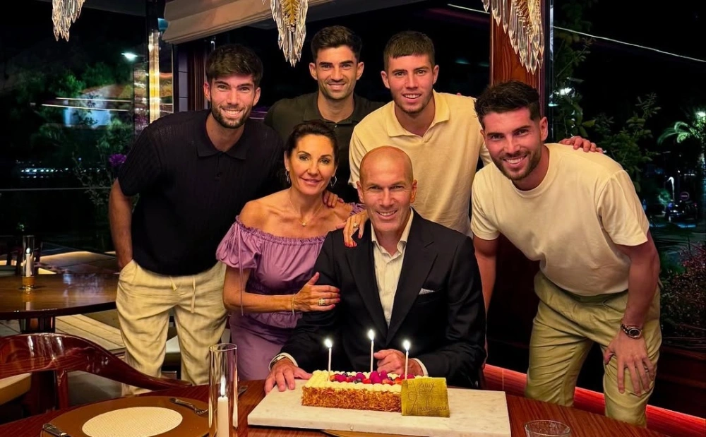 Luca Zidane merayakan ultah sang ayah bersama ibu dan saudara-saudaranya. [Instagram @luca]