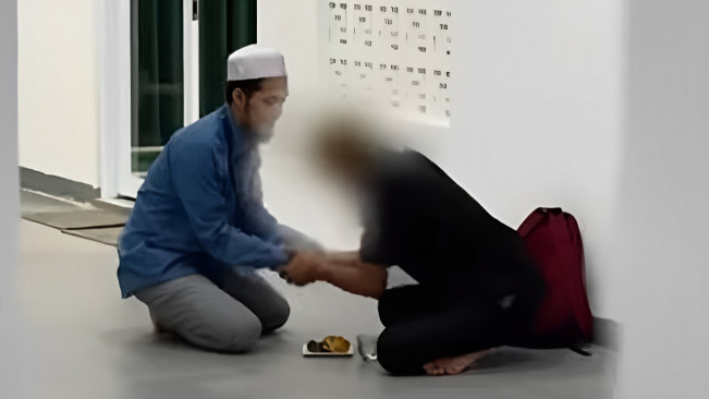 Mengharukan! Momen Marbot Beri Makan dan Minum Pria Nonmuslim yang Istirahat di Masjid