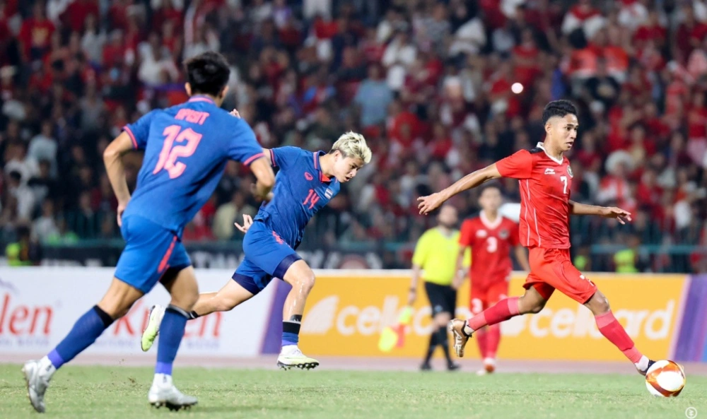 Marselino Ferdinan melewati pemain Thailand pada laga perebutan medali emas SEA Games 2023 di Kamboja. [Dok. PSSI]