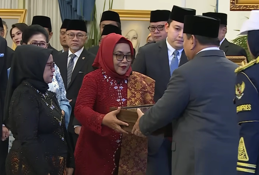 Pemberian gelar pahlawan nasional di Istana Negara. [Youtube Setpres]
