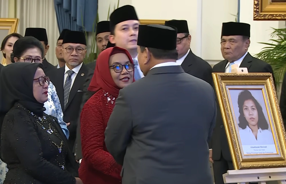 Marsinah diwakili oleh keluarganya, sang kakak Marsini menerima gelar Pahlawan Nasional. [YouTube]