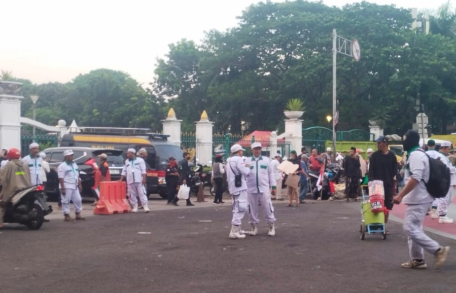 Massa Reuni Akbar 212 mulai mendatangi acara di Monas, Jakarta Pusat, Selasa (2/12/2025). [FTNews.co.id/Selvianus Kopong Basar]