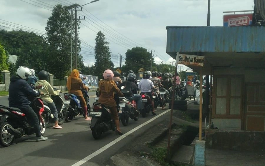 BBM Langka! Warga Rejang Lebong Panik, Antrean Mengular di SPBU!