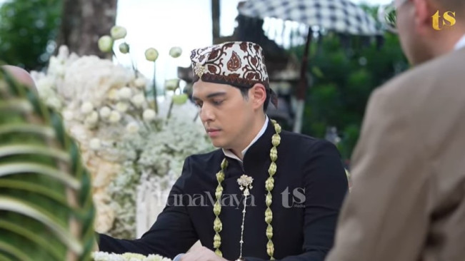 Maxime Bouttier saat ijab kabul pernikahannya dengan Luna Maya. [YouTube]