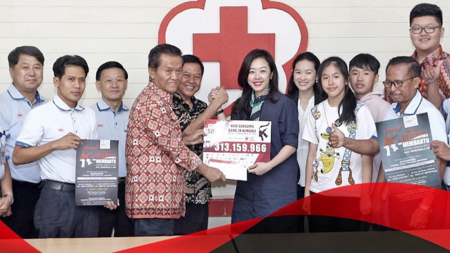 Megawati Budiono (tengah kemeja biru) dalam sebuah acara. (Instagram @ sritexindonesia)