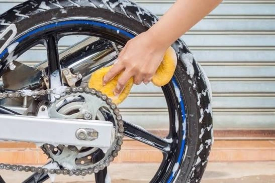 Membersihkan Velg Motor