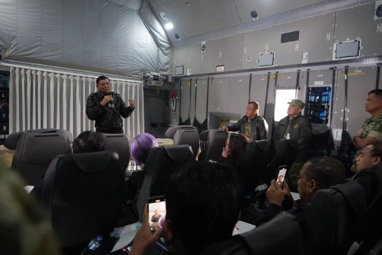 Menhan Sjafrie Sjamsoeddin mengikuti uji terbang perdana Airbus A400M, pesawat angkut berat terbaru TNI AU, dalam penerbangan menuju Aceh dari Lanud Halim Perdanakusuma, Jakarta, Minggu (16/11/2025). [Dok. Kemenhan]