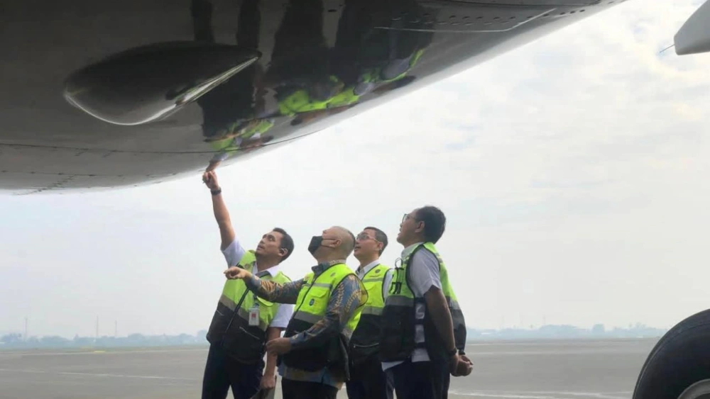 Menhub Dudy Purwagandhi saat mengecek aspek keselamatan pesawat. [dephub.go.id]
