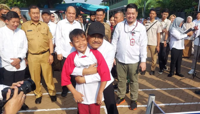 Mensos Saifullah Yusuf Dorong Pendidikan Tinggi bagi Anak Pemulung Bantargebang
