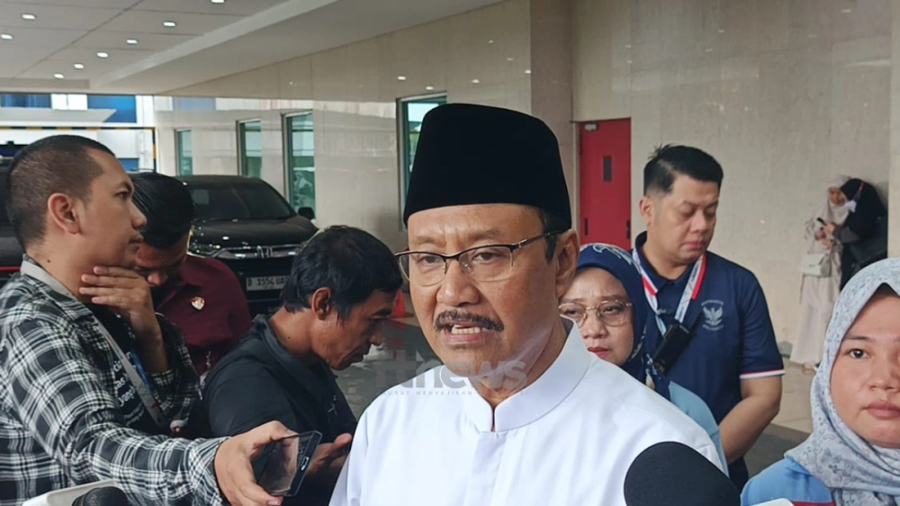 Mensos Saifullah Yusuf atau Gus Ipul usai menjenguk korban ledakan SMAN 72 Jakarta di RS Yarsi, Cempaka Putih, Jakarta Pusat, Sabtu (8/11/2025). [FTNews.co.id/Selvianus Kopong Basar]