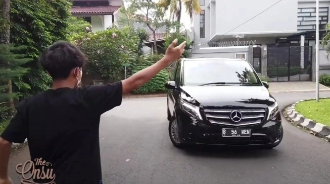 Penampakan Mercedes Benz V Class hadiah Ruben untuk Sarwendah.