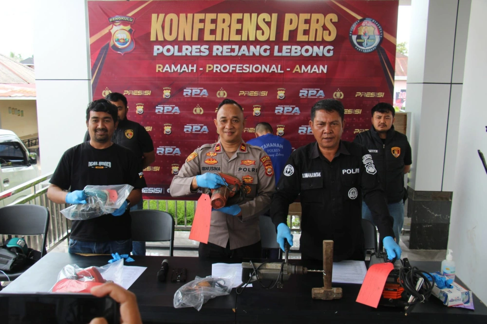 Mertua Dan Menantu Kompak Bobol Bengkel Barang Curian Diangkut Pakai Gerobak