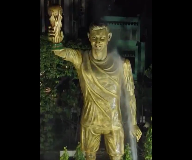 Lionel Messi datang ke Kolkata, India, salah satunya meresmikan patungnya setinggi 70 kaki di kota itu [Foto: tangkap layar X]