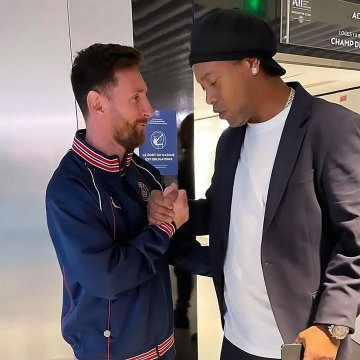 Ronaldinho mewariskan nomor 10 ke Messi sebelum meninggalkan Barcelona. (Instagram)