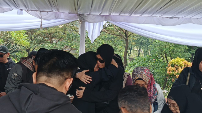 Isak tangis pecah saat antarkan ibunda Mita The Virgin (28/6) [Selvianus Kopong Basar]