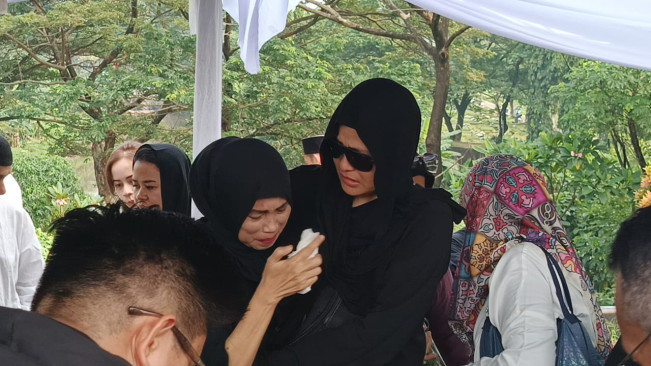 Isak tangis pecah saat antarkan ibunda Mita The Virgin (28/6) [Selvianus Kopong Basar]