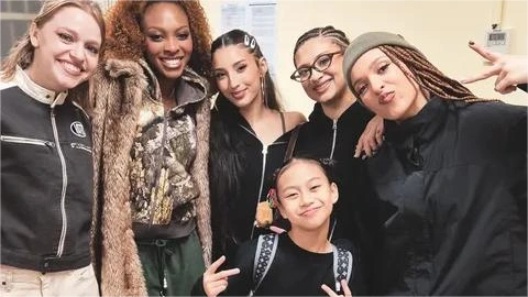 Miyu dan rekan-rekan dancernya [Ig Matamiyu]