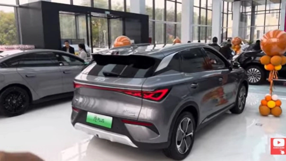 Mobil China. [YouTube Chinese Car Reviewer]