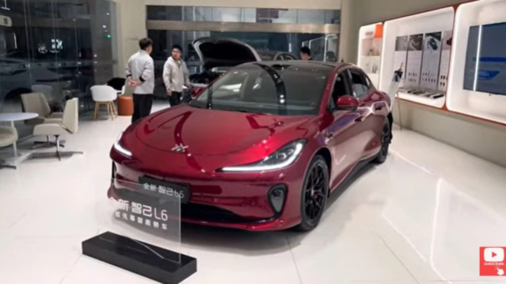 Mobil China. [YouTube Chinese Car Reviewer]