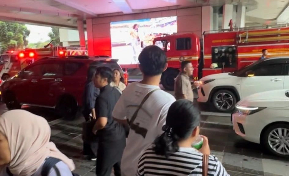 Sejumlah mobil damkar tiba di lokasi kebakaran di salah satu tenant restoran lantai 2 AEON Mall Tanjung Barat, Jagakarsa, Jakarta Selatan, Kamis (11/12/2025) siang. [X]