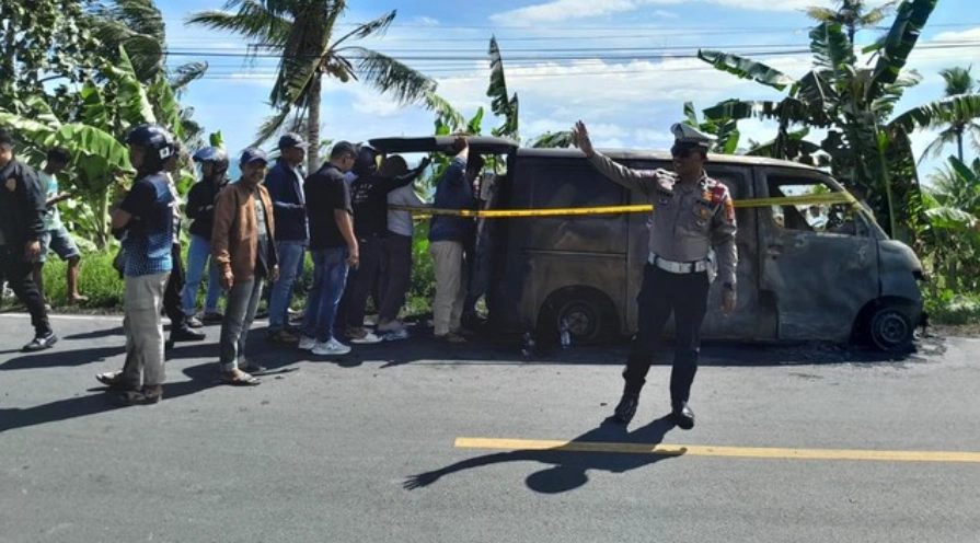 Penampakan mobil pengangkut uang ATM Bank BNI pasca terbakar di Polman, Sulbar. [Dok. Polres Polman]