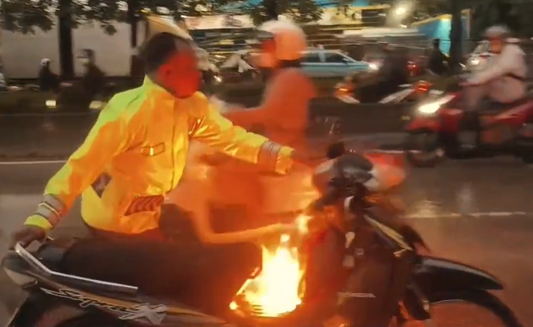 Motor terbakar di Jakan Daan Mogot pada Selasa (18/11/2025) [TikTok]